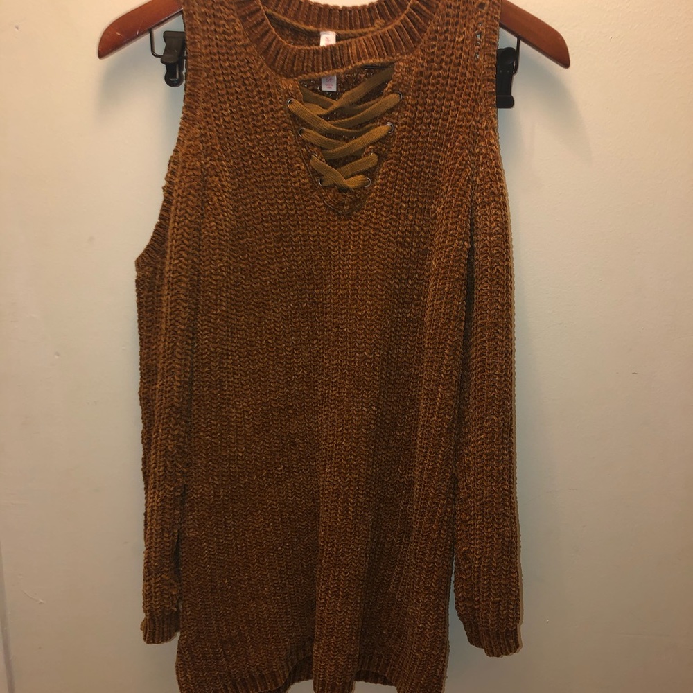 Long knitted shirt/dress with cut out shoulders